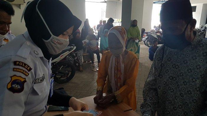 Warga Desa Gadung Tapin Terima BLT Dana Desa, Tiap Orang Dapat Rp 600 Ribu