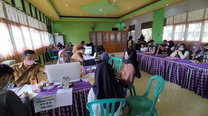 Terkendala Jaringan Internet, Puluhan Peserta PPDB SMA SMK di Batola Upload Data di Sekolah