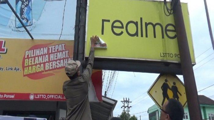 Bandel Tak Bayar Pajak, Reklame di Tapin Kalsel Ditempeli Stiker