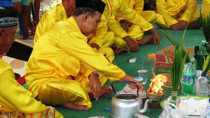 Penerawangan Dukun Belitong Penumpang AirAsia Tidak Ada yang Selamat