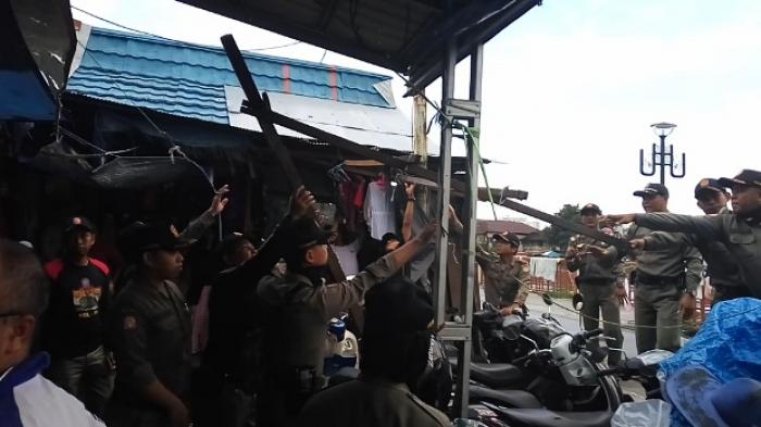Saat-saat Satpol PP Banjarmasin 'Obrak-abrik' Kios Pedagang Pasar Sudimampir