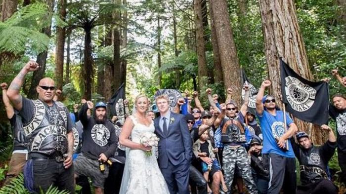 Foto Pengantin Ini Menjadi Viral Setelah Berfoto Bersama Geng Black Power dari Selandia Baru