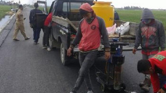 Dinas PU Tanbu Lakukan Pengaspalan Jalan Lingkungan Salimuran