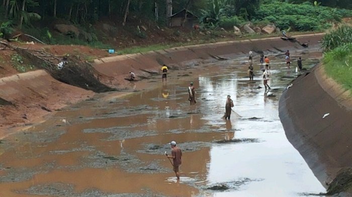 BREAKING NEWS- Hari ini Pengeringan Irigasi Riam Kanan Kabupaten Banjar Dimulai, Alat Berat Stanby