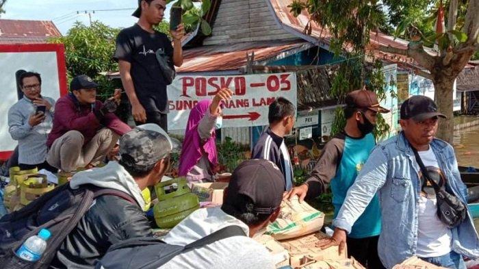 Angkut Bantuan Pakai Kapal, MA Darussalam Catur Serahkan Bantuan Banjir Kalsel di Posko Pengungsian