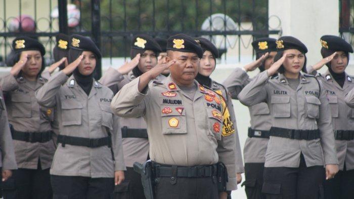 Dinilai Baik Memberikan Pelayanan, Kapolresta Palangkaraya Anugerahkan ini kepada Empat Personel