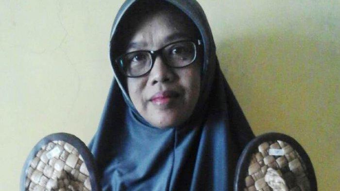 Pemasaran Sandal Eceng Gondok Masih Terbatas, Kalah Bersaing dengan Salndal Plastik