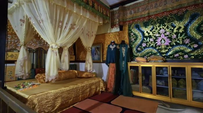 TEMPAT TIDUR - Di Museum Candi Agung Amuntai yang masih dalam kawasan objek wisata Candi Agung,pengunjung akan melihat tempat tidur atau dipan serta busana khas banjar.
