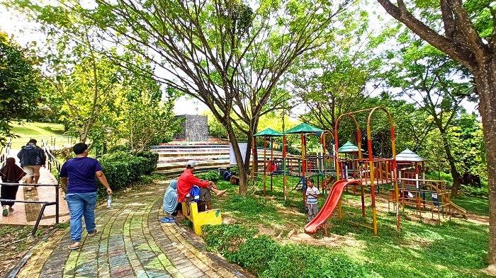 Pengunjung Taman Hijau Balangan bersantai dan bermain pada zona permainan di taman, Senin (28/2/2022).