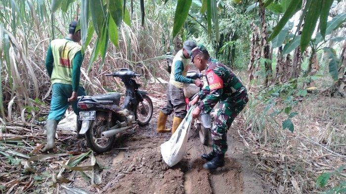 Jalan Usaha Tani di Desa Kambat Utara HST Berlubang, Ini yang Dilakukan Petani dan Babinsa