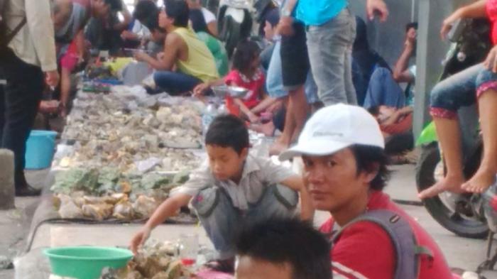 Trotoar Jalan Dipenuhi Penjual Batu Akik