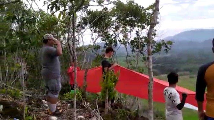Penurunan Bendera Merah Putih dari Puncak Gunung Batu Kumpai Kabupaten Tabalong
