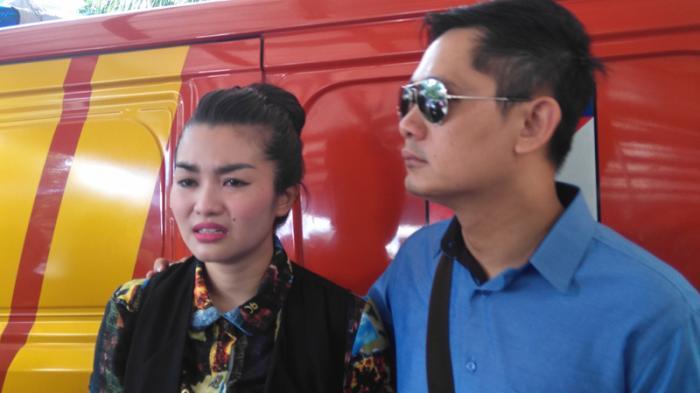 Jenguk Saipul Jamil, Kenapa ya Fitri Karlina dan Suaminya Menangis?