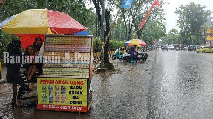 Kucing-Kucingan Hingga Ditangkap Satpol PP, Begitulah Nasib Penyedia Jasa Penukaran Uang Banjarmasin