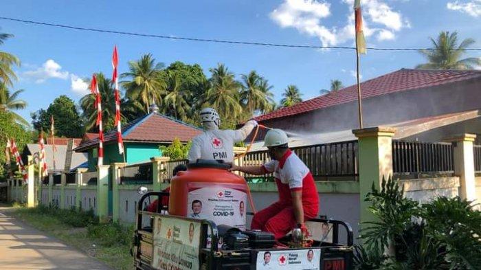 HUT ke-75, PMI HSS Gelar Aksi Sosial Penyemprotan Hingga Berbagi Sprayer