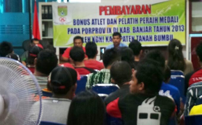 KONI Serahlan Bonus Atlit Tanahbumbu Berprestasi