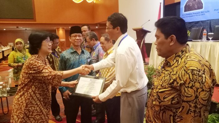 Raker Kopertis Wilayah XI, Staf Ahli Menristekdikti Sampaikan Pesan Ini ke PTS Penerima Penghargaan