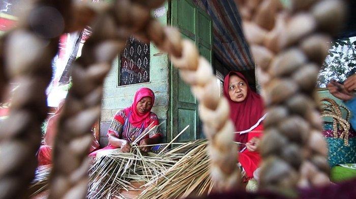 Kerajinan Purun Banjarbaru Tampil di Gekraf Paris Fashion Show 2022