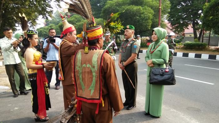 Danrem Baru Disambut Acara Adat