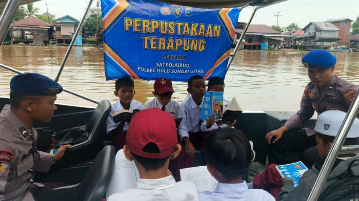 Ajak Anak Anak Membaca di Kapal Polisi, Sat Polairud Polres HSU Adakan Perpustakaan Terapung