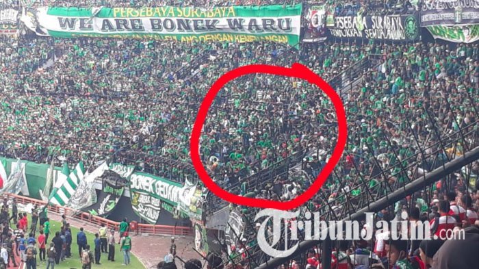Adu Jotos Antar Suporter Jelang Laga Persebaya Vs Madura United, Penonton : Ndeso!