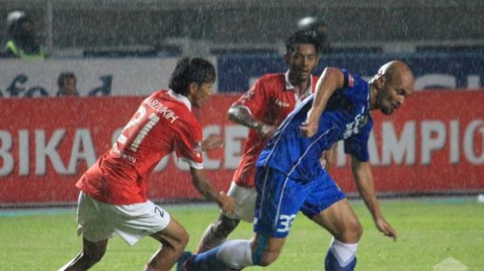 Persib dan Arema Bermain Kacamata