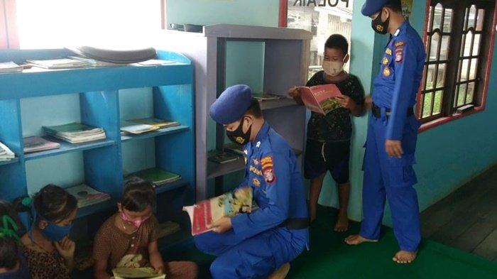 Anggota Satpolair Kapuas Edukasi Anak Pesisir Sungai tentang Covid-19