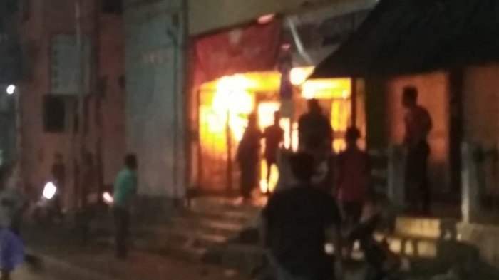 BREAKING NEWS - Warga Panik, Api Tiba-tiba Muncul di Pertokoan Plasa Murakata Barabai