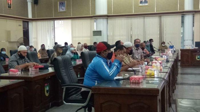 Paguyuban Pasar Pelaihari Dukung Penertiban dan Penataan, Paman Ojek Minta Jas Hujan
