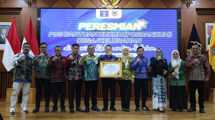 perwakilan pemkab Tanah Bumbu menerima penghargaan dari Menteri Hukum RI2
