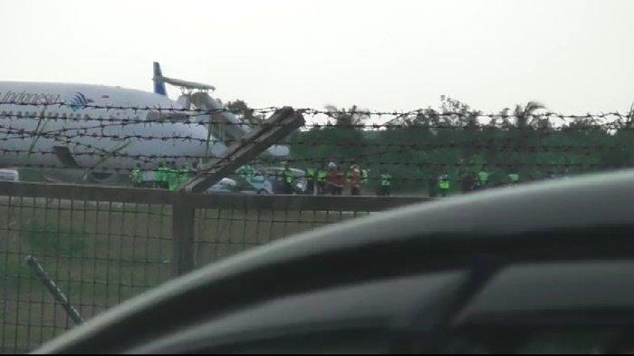 Garuda yang Diduga Pecah Ban Sudah ke Apron Bandara Syamsudin Noor