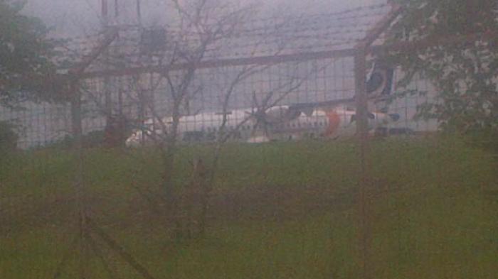 Pesawat Kalstar yang Mesinnya Terbakar Jadi Tontonan Warga