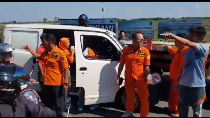BREAKING NEWS - Minibus Bus Tabrak Dump Truk di Depan Kantor Basarnas Landasan Ulin Banjarbaru