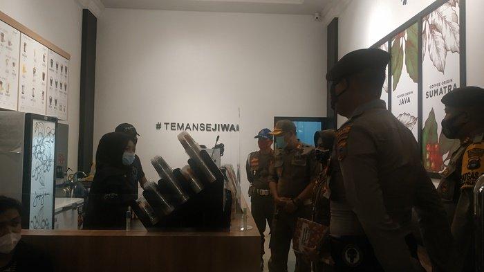 Terjaring Yustisi Jelang Pergantian Tahun, Pengunjung Kafe Tak Pakai Masker di HST Langsung Ngacir