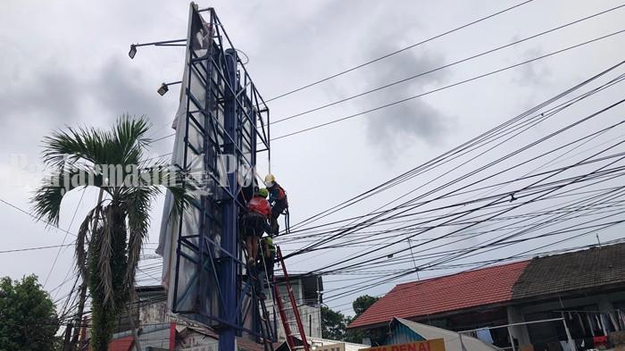 Heboh Petugas Pasang Baliho di Banjarbaru Kesetrum, Kulit Lengan Hangus dan Terkelupas