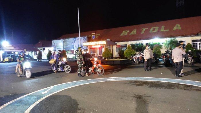 Warga Antusias Ikuti Vaksinasi Malam Hari di Markas Polres Batola