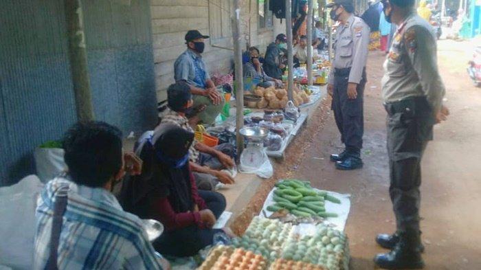 Petugas Polres HSU Susuri Pasar, Imbau Warga Wajib Pakai Masker