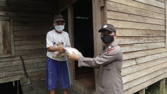 Polres Tabalong Salurkan Bantuan Sosial Beras Kepada Warga Terdampak Covid-19 di Desa Tanta Hulu