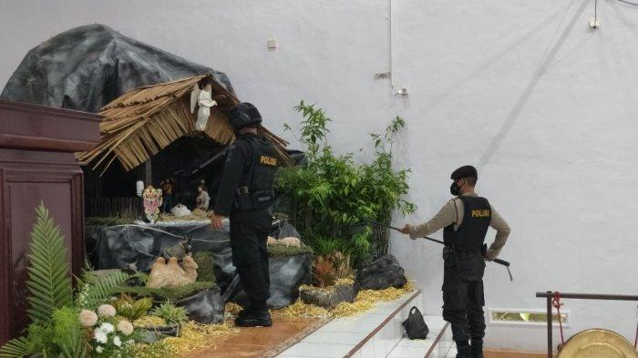 Selain Disterilisasi, Personel Gabungan di Tabalong Juga Amankankan Pelaksanaan Ibadah di Gereja