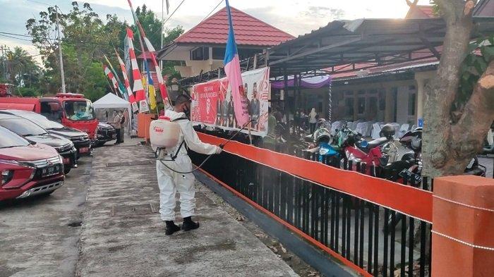 Kantor KPU Kalteng Disemprot Disinfektan Selama Masa Pendaftaran Paslon