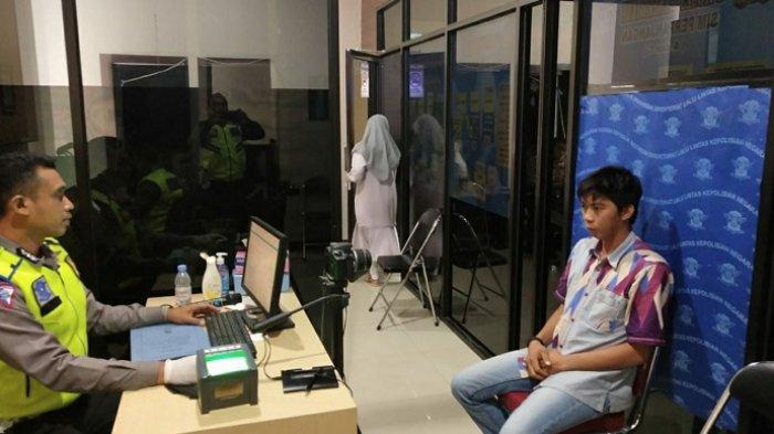 Kapolres Realisasikan Janjinya Berikan SIM Gratis Korban Tanah Longsor di Kotabaru