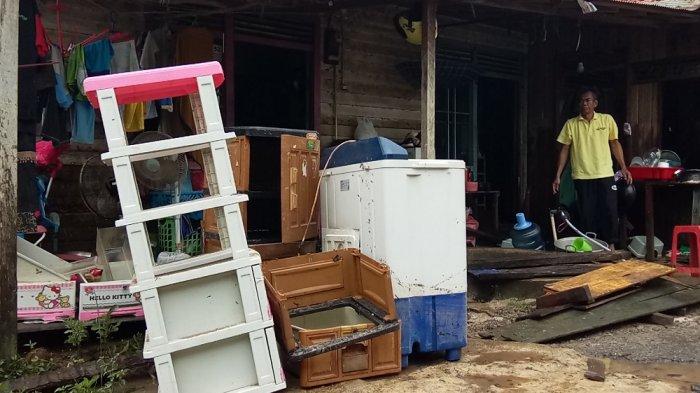 Korban Banjir di Pelaihari Dibikin Pusing Bersihkan Rumahnya yang Penuh Lumpur, Begini Harapannya
