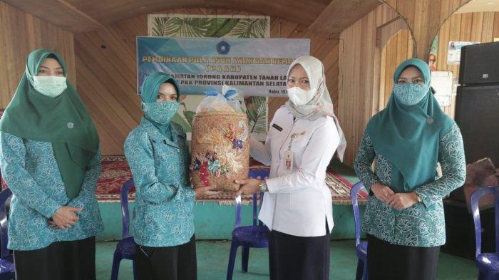 Pj Ketua TP PKK Kalsel Terkesan Program PAAR Desa Asri Mulya Jorong Tanahlaut