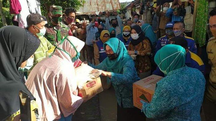 Peduli Korban Banjir di Kabupaten Tanahlaut, PKK Provinsi Kalsel dan PKK Tala Salurkan Bantuan