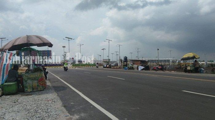 Akses ke Terminal Baru Bandara Syamsudin Noor Dibuka, PKL ‘Serbu' Jalan Dekat Bandara Internasional