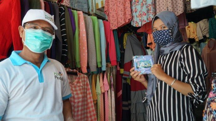 Peduli Pedagang Pasar, PLN UIW Kalselteng Bagikan 4.500 Bantuan Masker