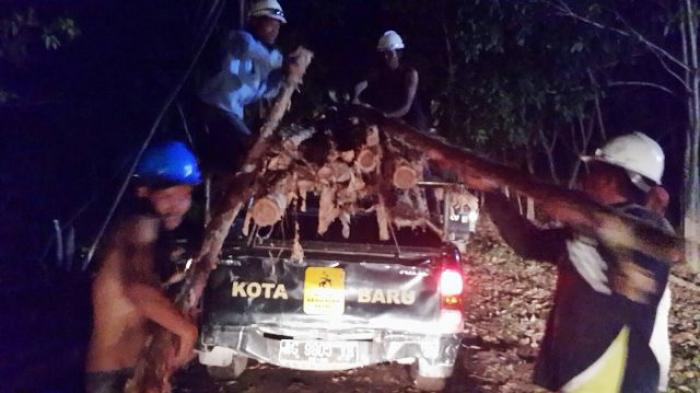 Petugas PLN Kalselteng Siang Malam Bangun Tower Emergensi di Palangkaraya