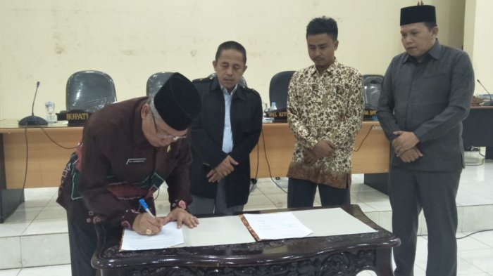 Plt Bupati HST dan DPRD Tandangani MoU Kebijakan Anggaran APBD 2019