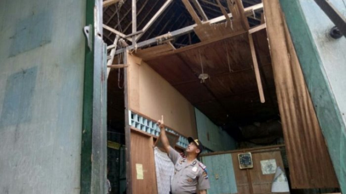 Pohon Tumbang Timpa Rumah Warga di Martapura Timur, Lalu Ada Korban?