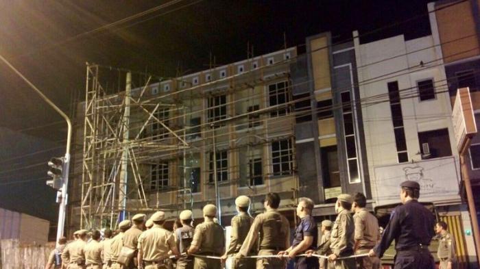 Tak Pakai Pengaman, Pol PP Kota Banjarmasin Bongkar Habis Papan Reklame